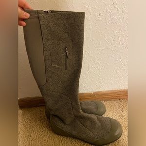 Selling these cute grey boots!